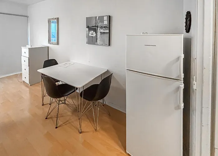 1 Bedroom Cozy In Appartement